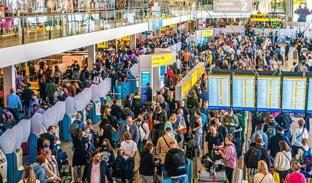 Will  Schiphol  see  some  normalcy  ?  KLM  ground  staff  unions  agree  to  new  contract  with  4%  pay  hike  &  Less  work  pressure  !