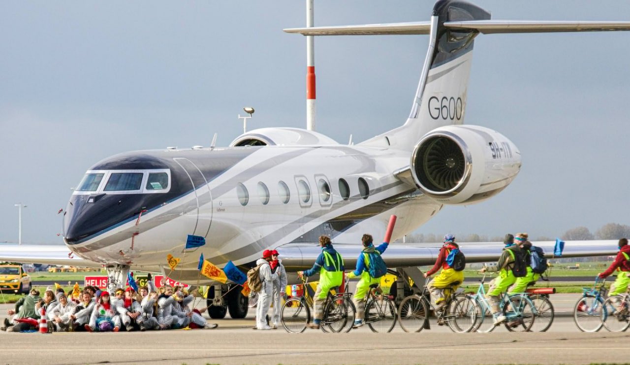Five  Climate  Activists  Must  Answer  The  Court  For  Chaining Themselves To The  Aircraft  In  Schiphol  ,  176  Got  Warning  Letter.