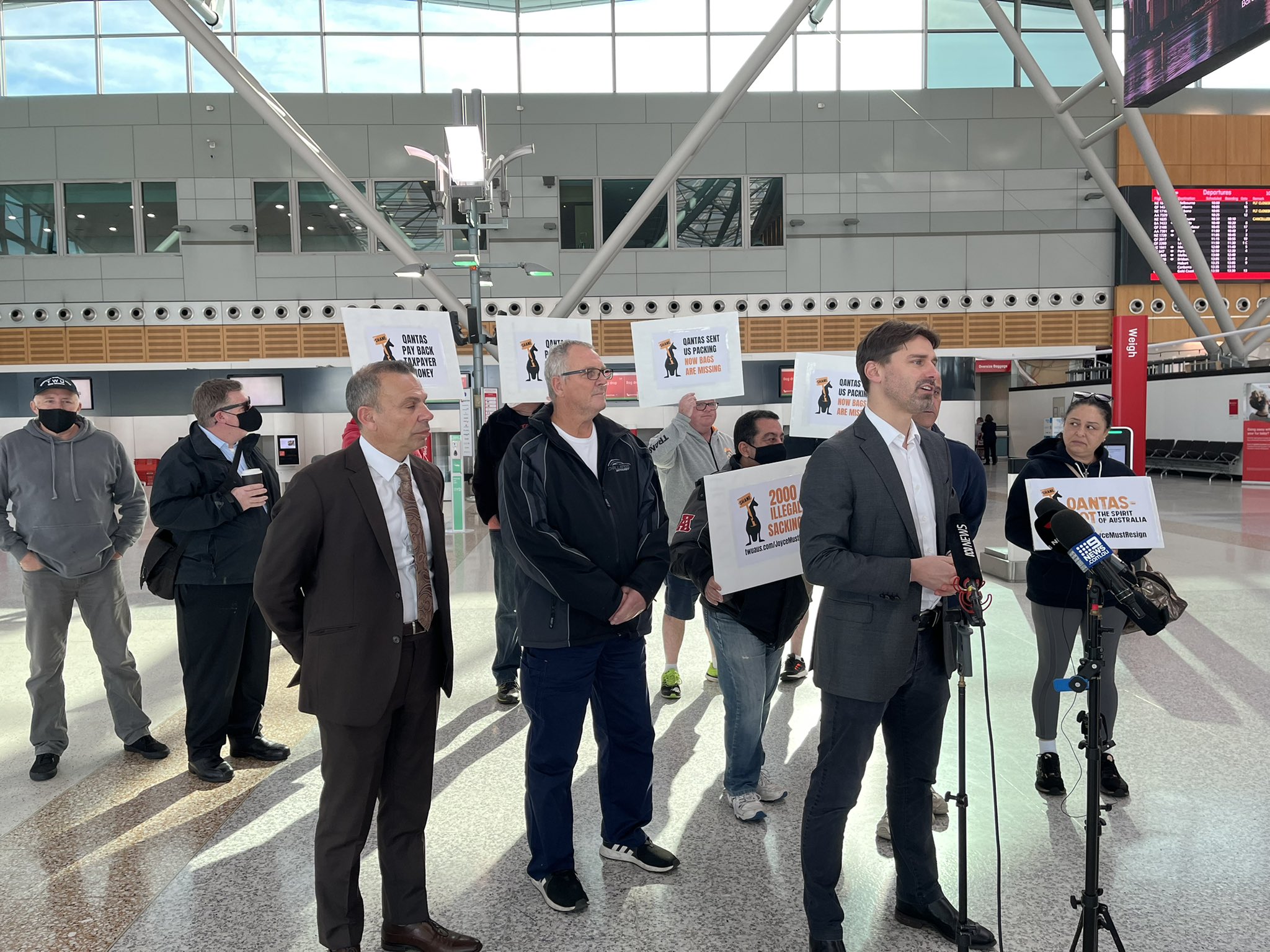 Qantas Airways' apology for illegal sacking of 1800 workers during the COVID-19 slammed as 'hollow'