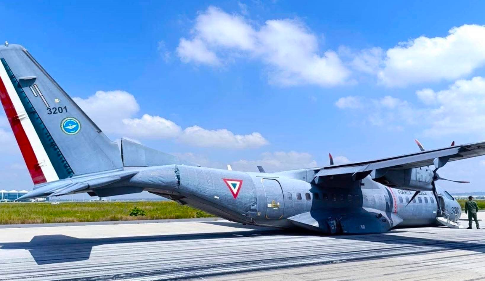 A Mexican Air Force aircraft made an emergency landing next to AIFA after landing gear failure just after take-off.