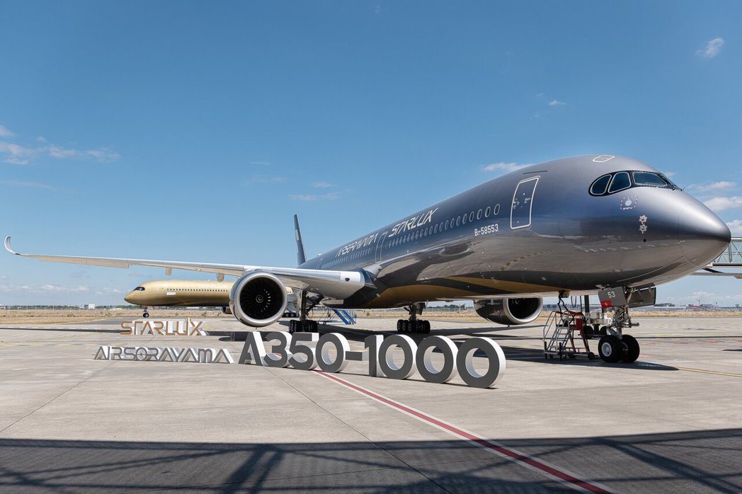 Starlux's Silver Sorayama art plane, delivered in France, was piloted back to Taiwan by Chairman Chang Kuo-wei.